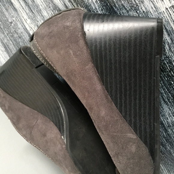 New Directions _Angle_ Grey Suede Wedge Pumps - 6 Like New - Picture 6 of 6
